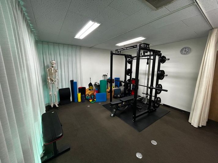 ウィンゲートトレーニングセンター ベンチプレス付きトレーニングルームの室内の写真