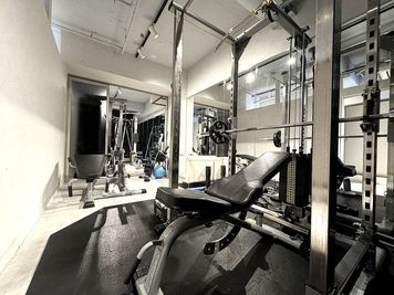 横浜駅5分/パワーラック、レッグ系マシン、ダンベル完備!清潔で高級感のあるジム《個室更衣室・男女別トイレ》 - 横浜レンタルジムK&B