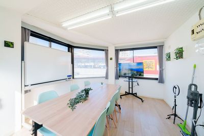 【西荻窪駅 徒歩30秒】完全個室、土足OK、WiFi無料、グリーンバック撮影！ - こんふぉーと会議室 西荻窪駅前