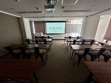 【ロールカーテンを下げての利用も可能です】 - TIME SHARING渋谷ワールド宇田川ビル【無料WiFi】 7F 会議室 Aの室内の写真
