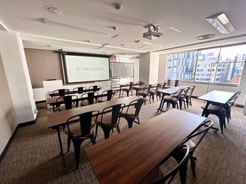 【セミナー形式で21名着席可能】 - TIME SHARING渋谷ワールド宇田川ビル【無料WiFi】 7F 会議室 Aの室内の写真