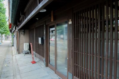 町屋の建物で、赤い看板が目印です。 - Idea Sync キッチン付き貸切レンタルスペースの外観の写真