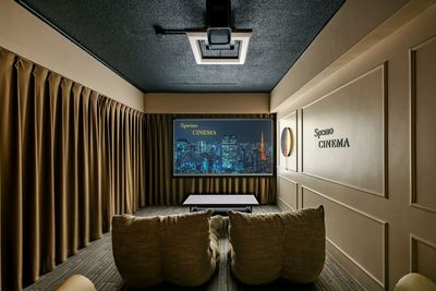 証明をオフにしたら、そこはもう映画館😍
4K解像度のプロジェクターと大迫力のサウンドバーが、あなたを映像の世界に引き込みます。 - 471_SpemoCINEMA六本木 レンタルスペースの室内の写真