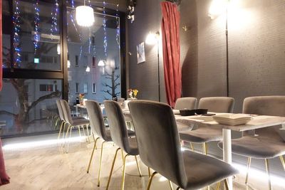 URBAN TABLE　（横濱ブラッスリー　アーバンテーブル） 2F　レストランスペース　15席の室内の写真