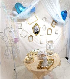 ①プリンセスブース
白色をテーマにしたお嬢様部屋ブース
白いドレスとともにメルヘンな世界観を
全面的に押し出したブースとなっております - フォトスタジオMOMO 格安コスプレ撮影（フォトスタジオMOMO）YouTube・オタ活の室内の写真