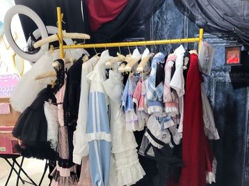 オプション衣装用意してます。サイズM～LL＋1000円～ - フォトスタジオMOMO 格安コスプレ撮影（フォトスタジオMOMO）YouTube・オタ活の室内の写真