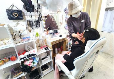 現役コスプレイヤーがカウセリング後にコスプレに合うメイクをさせていただきます。※オプション - フォトスタジオMOMO 格安コスプレ撮影（フォトスタジオMOMO）YouTube・オタ活の室内の写真