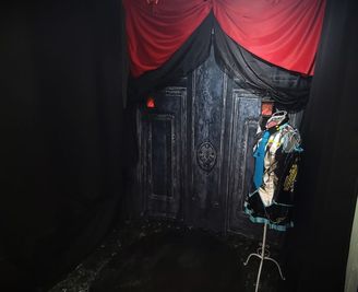 ②ゴシックブース
黒色をテーマにしたゴシックブース
ゴシックなお屋敷を再現
少しダークな雰囲気を演出できます
※衣装はオプションです。 - フォトスタジオMOMO 格安コスプレ撮影（フォトスタジオMOMO）YouTube・オタ活の室内の写真