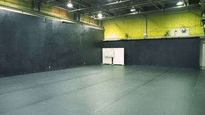 神奈川郊外の都会の喧騒から少し離れた立地で、貸切型のプライベートスタジオとしてご利用いただけます。 - KOMO BASE