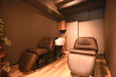 フルフラットのバックシャンプー２台
シャンプーブース完備 - MAISON MARI MAISONMARI/美容師面貸し白を基調とした清潔な個室サロンの設備の写真