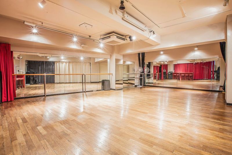 スタジオ内部、６×８mのフロア、鏡２面
カーテン - スタジオG-Box ダンススタジオ・多目的レンタルスペース　の室内の写真