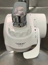 3段階レバーの浄水器付き！
手前：原水、真ん中：シャワー、奥：浄水 - Base Space As 24時間利用可能！各線鶴橋駅徒歩3分内の北欧風お家スペースの室内の写真