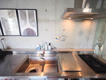 ステンレス調理台プレート（まな板）をご用意しています。 - エクセルシオールスペース南池袋店 ✨ゴミ捨て無料✨コンクリート打ちっ放し|女子会・パーティー🍷の室内の写真