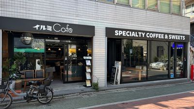 最寄駅から徒歩1分。アクセスしやすい1階路面店です。 - イルミCafeの外観の写真