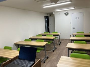 スクール形式16名 - 『アイデアナビゲーションルーム』名古屋丸の内店 貸し会議室188の室内の写真