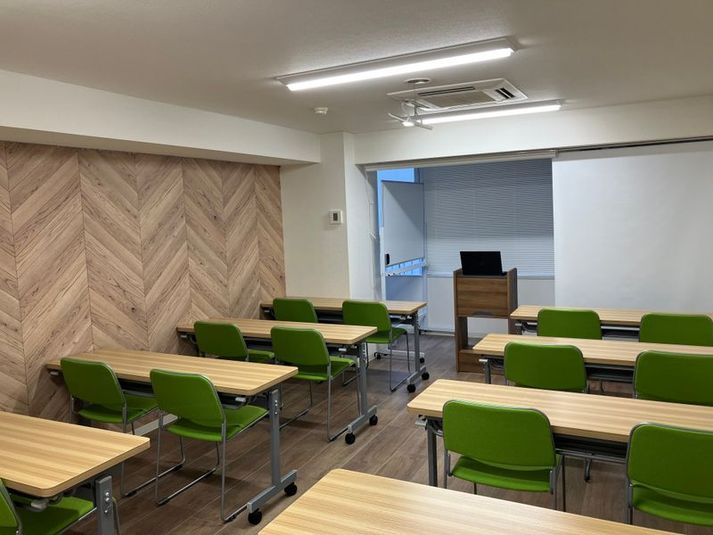 スクール形式16名 - 『アイデアナビゲーションルーム』名古屋丸の内店 貸し会議室188の室内の写真