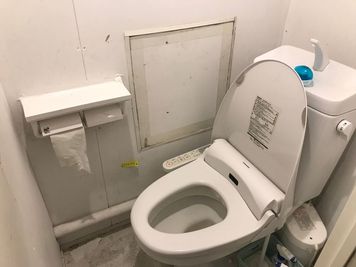 もちろんですがホールにはトイレも完備 - 貴方の店グループ 新宿区四谷・イベントホール（エアコン増設しました2023.7月）の室内の写真