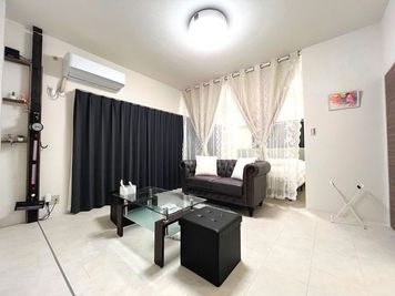 チェスターフィールド二人掛け。撮影に最適。 - 女性専用　アメニティ東桜２F 【リバーリッチ】アメニティ東桜2F　女性専用の室内の写真