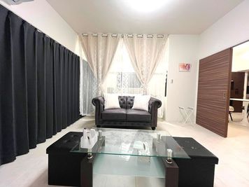 チェスターフィールド二人掛け。撮影に最適。 - 女性専用　アメニティ東桜２F 【リバーリッチ】アメニティ東桜2F　女性専用の室内の写真