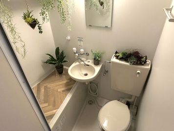 清潔なトイレもボタニカル仕様です。(シャワーはご使用にはなれません。) - プランツ プランツ飯田橋 グリーンとアロマに囲まれたボタニカル風リラックスシネマスペースのその他の写真
