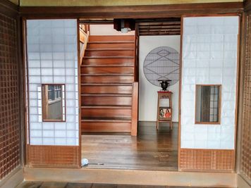 玄関に入ると幅広の階段 - 飯能二八番スタジオ ２階プラン ｜ 料亭のお座敷の室内の写真