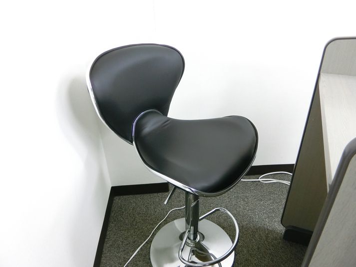 【最大17名(16席＋演台)70㎡】17人貸会議室4階401号室 - 淀屋橋セミナーセンター