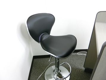 淀屋橋セミナーセンター 4階401号室17人貸会議室【最大17名(16席＋演台)30㎡】の室内の写真