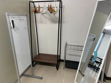 案内板・スタンドミラーほか備品の一例 - 熊本水道町ミーティングスペース 貸し会議室・レンタルスペース（セミナー・商談・リモート・面接）の設備の写真