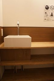 玄関入口には手洗い器もあります！ - REVOスタジオ（株式会社カタチ創庫） REVOスタジオの設備の写真