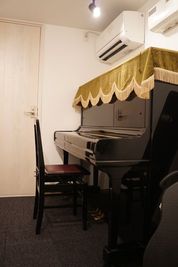 スペース備えつけのピアノです！
ご自由にお使いください。 - REVOスタジオ（株式会社カタチ創庫） REVOスタジオの設備の写真