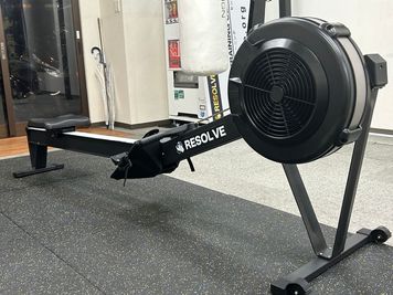 英語と陽気で真面目なトレーナー; 筋トレとグループフィットネス - Resolve Fitness &Training Center