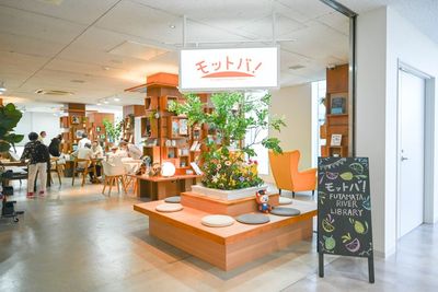 モットバの入り口です！ - モットバ！FUTAMATA RIVER LIBRARY 貸し会議室の入口の写真