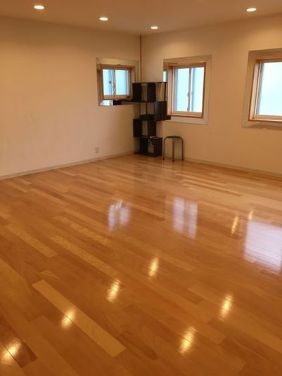 バーガーハウス2階スタジオ　有線スピーカー・鏡付き - バーガーハウス2階スタジオ