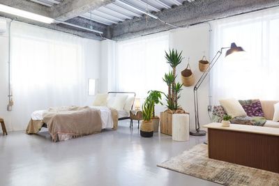 【上野駅8分】自然光あふれる白壁スタジオ｜家具小物＋機材無料／控室＆メイクルーム✨10月限定割✨ - 撮影スタジオ上野ミライト