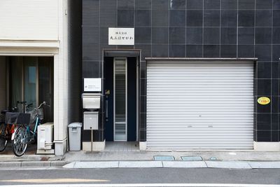 撮影スタジオ上野ミライト 【ハウススタジオ✨】自然光溢れる白壁レンタル撮影スタジオの入口の写真