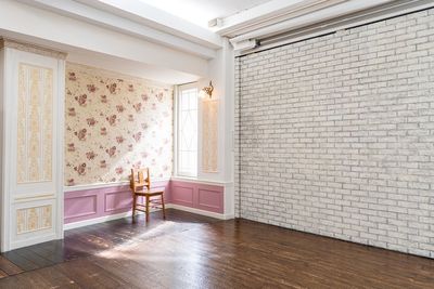 可愛らしい壁紙コーナーとシャビーな白レンガ壁 - 神楽坂スタジオ レンタル撮影スタジオの室内の写真