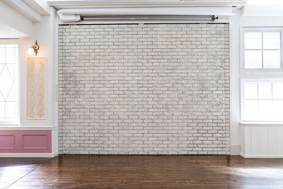 海外風モールディング壁の裏面は白レンガ壁 - 神楽坂スタジオ レンタル撮影スタジオの室内の写真