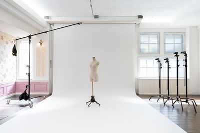 約3.6m幅の白バックペーパーで白ホリスタジオのような - 神楽坂スタジオ レンタル撮影スタジオの設備の写真
