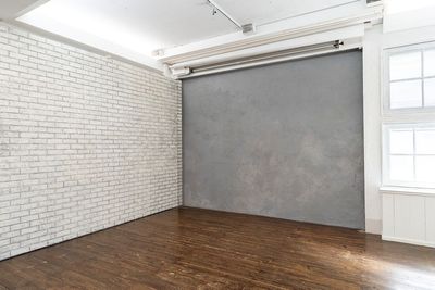 白レンガ壁とコンクリート壁をL字に設置した例 - 神楽坂スタジオ レンタル撮影スタジオの室内の写真