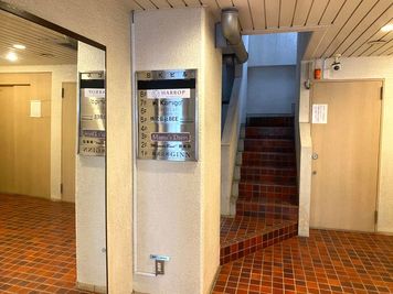 こちらから2Fへお上がり下さい。」 - minoriba_銀座東七丁目店 レンタルサロンの入口の写真