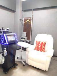 ふわふわの電動椅子を完備。フラットになります。ネイルやヘッドスパやフェイシャルエステ、リフレクソロジーの施術者さんに評判の良い電動椅子メーカーのものになります！ - レンタル・シェアサロン：たつみ堂 備品全て無料【リフレ ネイル エステ  よもぎ蒸しパーソナル 】の室内の写真