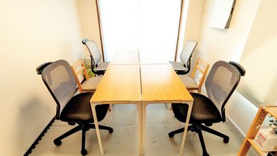 補助椅子あり、6名利用のレイアウト。
正直、狭く感じるかと思います。
よく言えば、密なコニュミケーションがとれます！ - タネマキ201 レンタルスペースの室内の写真