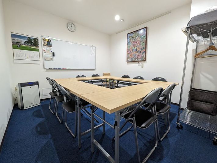 当会議室はテーブルが４つ、パイプ椅子が10つございます。壁側に木製の椅子が１つございます。 - 貸会議室Asagaya 会議室１の室内の写真