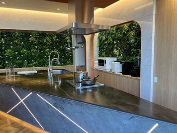 特徴的な三角の大型キッチンは職人さん手作りの完全オリジナルアイランドキッチンとなっております。 - EARTH KITCHEN -アースキッチン- キッチン付きレンタルスペースの室内の写真