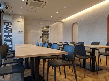 室内は全24人着席可能です。
オフサイトミーティング・歓送迎会・パーティーなど大人数で様々な用途でご利用いただけます。 - EARTH KITCHEN -アースキッチン- キッチン付きレンタルスペースの室内の写真