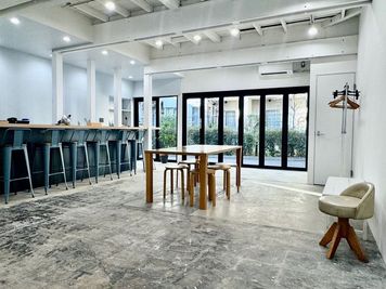 門前仲町駅徒歩5分[路面]キッチン&Bar併設の多目的スペース。撮影スタジオ、展示会、ポップアップストア、パーティーなどに最適。 - FukagawaGarage