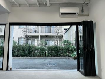 折れ戸は全開放できます。 - FukagawaGarage Fukagawa Garage(フカガワガレージ)の室内の写真
