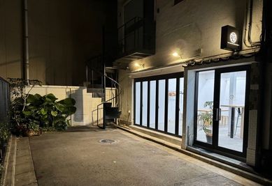 夜は良い雰囲気になりますよ。 - FukagawaGarage Fukagawa Garage(フカガワガレージ)の外観の写真