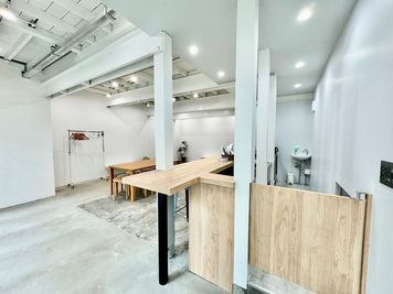 キッチンの入り口はスイング扉で使い勝手良し。 - FukagawaGarage Fukagawa Garage(フカガワガレージ)の室内の写真