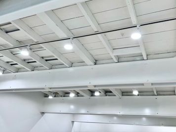 天井には梁が４本あります。その間に照明をつけています。 - FukagawaGarage Fukagawa Garage(フカガワガレージ)の室内の写真